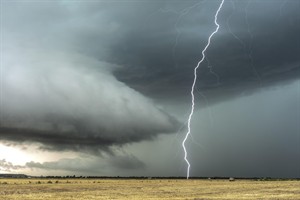 lightning-4713379_1280.jpg
