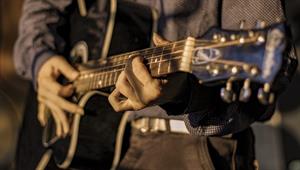 man-playing-guitar-211696-pixahive-1024x581.jpg