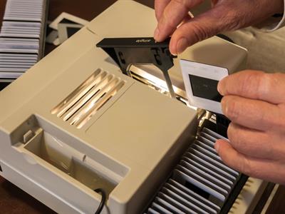 Shutterstock_2059087268_slide projector_slaidu projektors.jpg